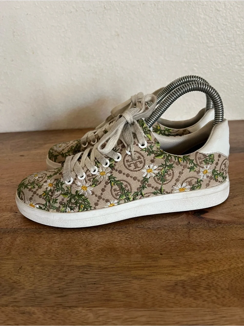 Tory Burch Howell T Monogram Daisy Floral Embroidered Canvas Sneakers Size 6.5 M